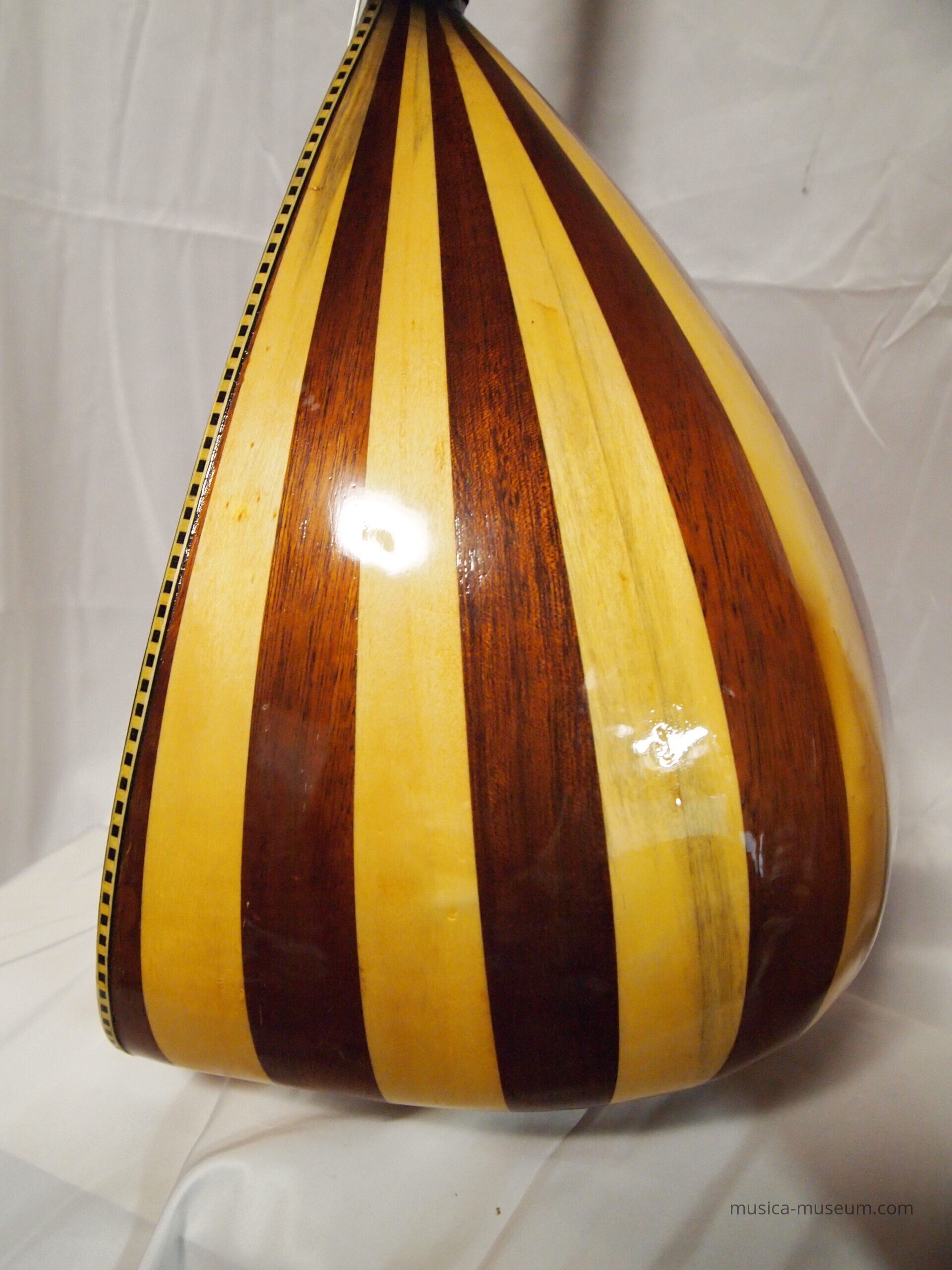バーラマ・サズ（bağlama saz） - MUSICA MUSEUM